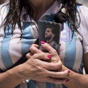 AL TERMINAR EL JUEGO: Fanática ignoró las leyes locales y celebró con los senos al aire el título de Argentina en el Mundial Qatar 2022