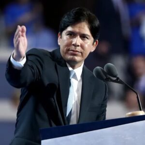 Concejal de Los Ángeles Kevin de León pelea a golpes con activista durante entrega de juguetes Ver vídeo
