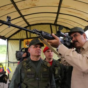 Venezuela no producirá alimentos PERO SI ARMAS: Maduro aprueba la creación de una fabrica