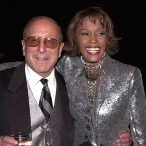 Afirma Clive Davis: Whitney Houston hizo un «valiente intento» de dejar las drogas antes de morir