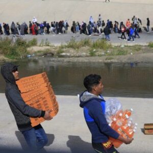 Mientras unos lloran VENEZOLANOS VENDEN PAÑUELOS: Subsisten con la venta de alimentos en la frontera entre México y EE UU