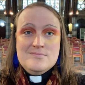 POLÉMICA EN INGLATERRA: Primer sacerdote no binario de una iglesia dice que Dios le guió en una epifanía
