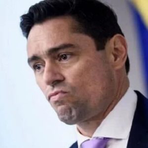 Según  Carlos Vecchio «INSCONSTITUCIONAL ERROR HISTÓRICO» eliminación del gobierno de «internet» Lea su Carta Pública.