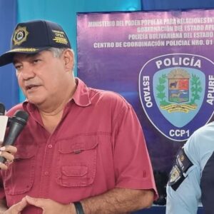 INSÓLITO: Comandante de la policía de Apure junto a los colectivos terroristas del chavismo agreden, amenazan a los que protestan Vea vídeo