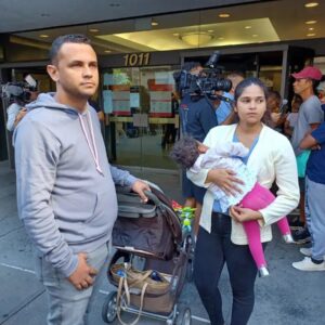 Interesado en venir a EEUU: Venezolanos aún pueden obtener la libertad condicional para entrar. Así funciona el programa
