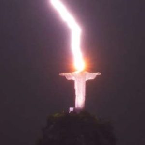 Espectacular foto en Brasil: el momento exacto en que un rayo impacta en la cabeza del Cristo Redentor