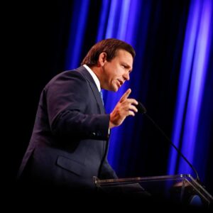 Política anti-inmigrante se anota un triunfo: DeSantis firma polémica ley para reubicar indocumentados fuera de Florida