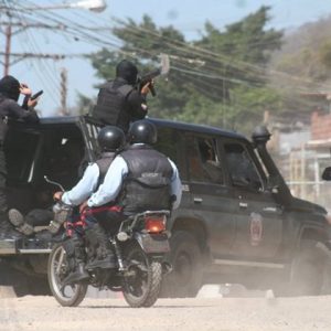 Cuerpos policiales no pueden con el Tren de Aragua: Desde la madrugada se desarrolla una batalla campal Vea Vídeos