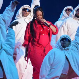 TODO UNA NOTICIA: La gran revelación roja del Super Bowl de Rihanna