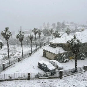 ASOMBROSO: La tormenta se debilita sobre el área de Los Ángeles, donde hay calles inundadas, rescates y espectaculares paisajes nevados
