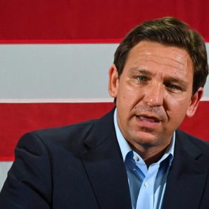 Y QUIERE SER PRESIDENTE: Ron DeSantis busca 15 años de prisión para madres que transporten a sus hijos indocumentados a la escuela