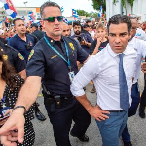 Alcalde de Miami revisa la posibilidad de lanzarse a la carrera presidencial en Estados Unidos