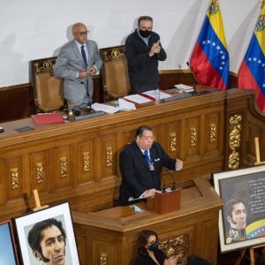 AL INFINITO Y MÁS ALLÁ: 23 mil millones de dólares se llevaron jerarcas del chavismo