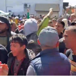 EN SU MAYORÍA VENEZOLANOS: Migrantes intentan cruzar en estampida de México a EE. UU.