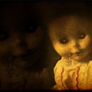 ESPELUZNANTES historias detrás de las muñecas más aterradoras del mundo