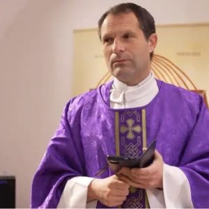 Sacerdote francés Antoine Coelho, suspendido tras casarse con una mujer a la que considera una “encarnación del Espíritu Santo”