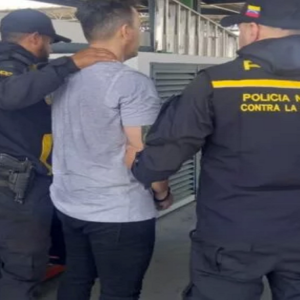 Divulgan imágenes del traslado de jerarcas chavistas y empresarios presos por corrupción en PDVSA (Video) esposados y vestidos de naranja: Y Tareck ¿Para cuándo?