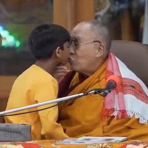 POLÉMICA: A pesar de las disculpas del Dalái Lama, tras pedir a un niño que chupe su lengua, SE ENCIENDEN LOS COMENTARIOS