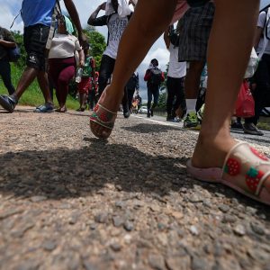SIGUE EL DRAMA: Rescatan a migrante venezolana que casi se ahoga en el Río Bravo junto a su hijo