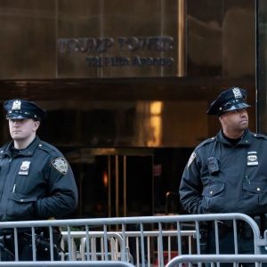 CRECE EXPECTATIVA: Nueva York se prepara para entrega de Trump con barricadas y algunas calles cerradas