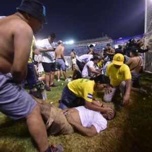 Más de 12 muertos y 100 heridos deja ESTAMPIDA en estadio de El Salvador