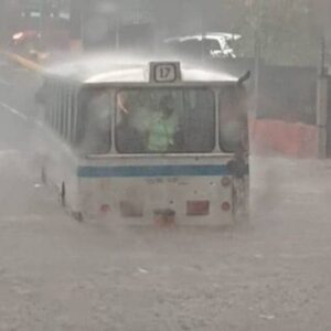 CAOS EN CARACAS: Calles inundadas y fuerte retraso vehicular fuertes lluvias causan estragos en Caracas vea vídeos
