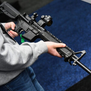 EN ESTADOS UNIDOS: Juez federal elimina medida que prohibía comprar armas a menores de 21 años