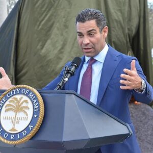 Reportaje El Nuevo Herald: Urbanizador pagó $170,000 al alcalde de Miami según registros de la empresa