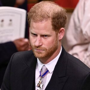 EN UN VUELO COMERCIAL de American Airlines: Llegó Harry a Londres, el hijo menor de Carlos III y entró acompañado de sus primos a la ceremonia