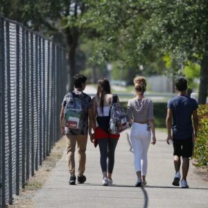 EN FLORIDA: Estudiantes del condado de Broward, solo podrán utilizar mochilas transparentes