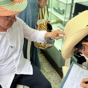 #COLOMBIA Ex Presidente Álvaro Uribe NO DESCANSA:  Recoge firmas en Cartagena para hundir las reformas del Gobierno