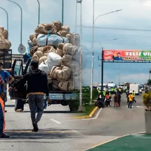 #ANARQUIA SIGUE EN ZULIA Por cuarta vez un reducido grupo de yukpas cierran el puente sobre El Lago de Maracaibo