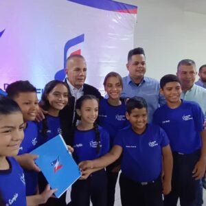 Gobernador Rosales entregó kits gaiteros a escuelas y agrupaciones de Maracaibo, San Francisco y Machiques de Perijá