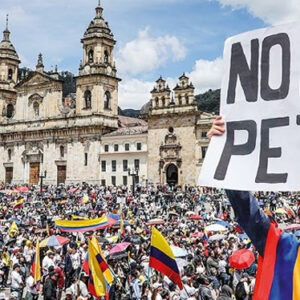 #UltimaHora Oposición colombiana marcha contra la gestión de Petro