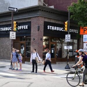 #ESTADOSUNIDOS Trabajadores LGBT de Starbucks protestan por supuestas restricciones en la decoración del Orgullo