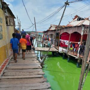 #Zulia La basura y los derrames petroleros acechan palafitos de Santa Rosa de Agua