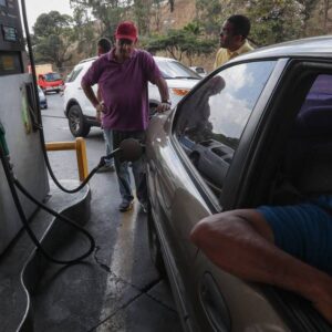 #Crisis Escasez de gasolina pincha la burbuja de estabilidad que vivía Caracas