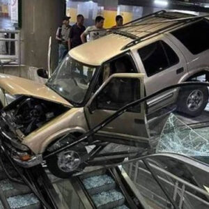 Camioneta choca contra escaleras mecánicas del Sambil de Caracas