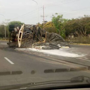 #Maracaibo Se vuelca un camión cargado de cemento en la Circunvalación 2 (+video)