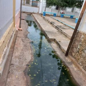 TRES AÑOS y nadie les resuelve: Auxilio ruegan doce familias del sector 17 de San Jacinto con terrible problema de aguas negras