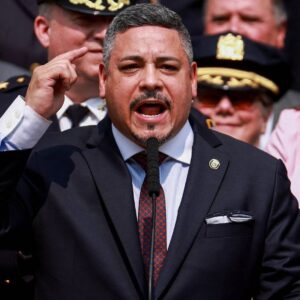Estadounidense de origen latino dirigirá la policía de Nueva York por primera vez desde su creación