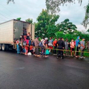 256 migrantes rescatados al ser abandonados por   «coyotes» en contenedores en tres operativos realizados en México
