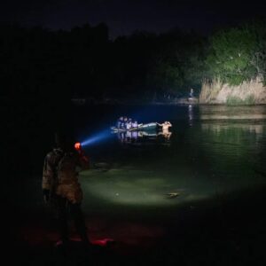 “Empujar a migrantes al Río Grande” y no darles agua: Ordenaron a soldados en Texas
