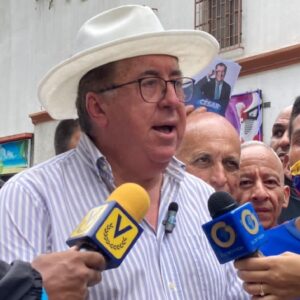 SELLA COMPROMISO CON RECUPERACION DEL SALARIO: Cesar Pérez Vivas durante recorrido por Sabana Grande «Las primaras son el camino para rescatar la democracia»