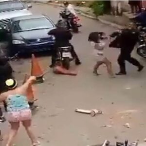 #Impresionante Así atacan a unos #PNB enardecidos vecinos de la barriada caraqueña (+Video)