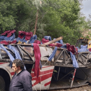 #Lamentable ¡Tragedia en #México! Caída de bus en barranco deja al menos 29 muertos y 31 heridos
