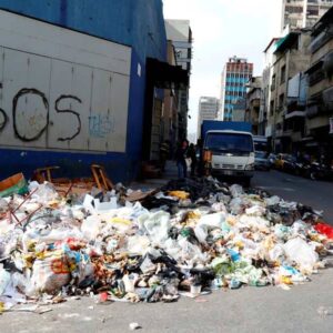 #CAOS Maracaibo INHABITABLE: Sin agua, sin electricidad, sin gasolina, 42o grados centígrados de calor y el Alcalde Ramírez no recoge la basura