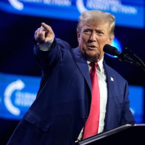 Ex Presidente Trump dice que recibió una carta donde él es el objetivo en la investigación federal del 6 de enero