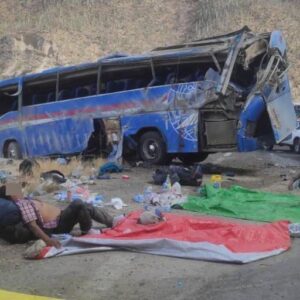 BUSCANDO EL SUEÑO AMERICANO encontraron el sueño eterno: No menos de 15 muertos tras choque de autobús que transportaba venezolanos en México