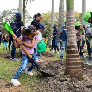 Bancamiga impulsa la reforestación del Parque del Este
